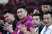 广东男篮新援加盟，杜锋深夜发声，球队仍在寻找新外援，他们能否重振雄风？