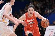 女篮王牌李梦三分球15投仅2中，是时候反思国内高薪政策了吗？