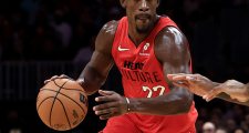 巴特勒33+9+6却输给了哈登的NBA奇迹？今日最佳球员之争，你站哪一边？